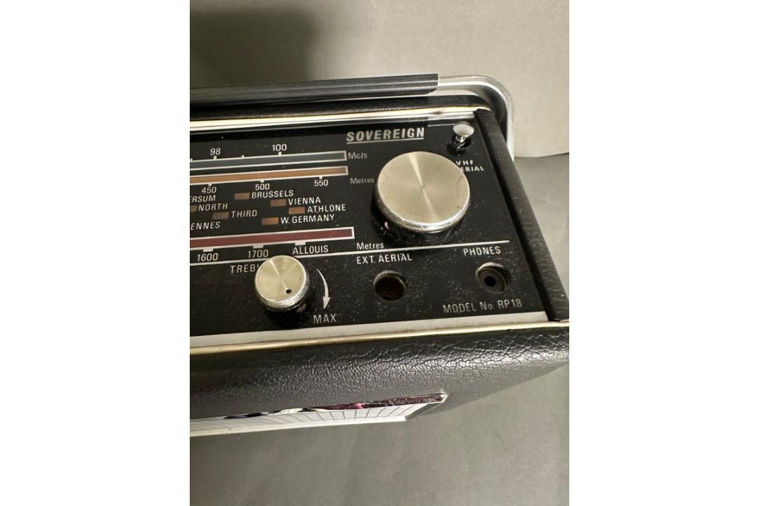A vintage Sovereign portable radio - Image 2 of 5