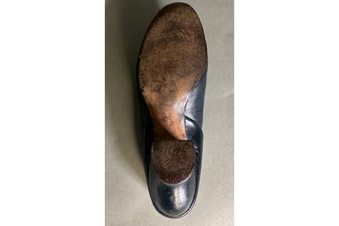 A pair of early 20th Century ladies navy blue leather shoes - Image 4 of 4