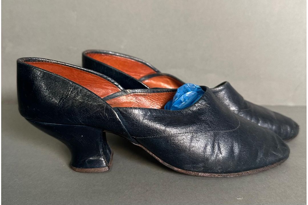 A pair of early 20th Century ladies navy blue leather shoes - Image 2 of 4