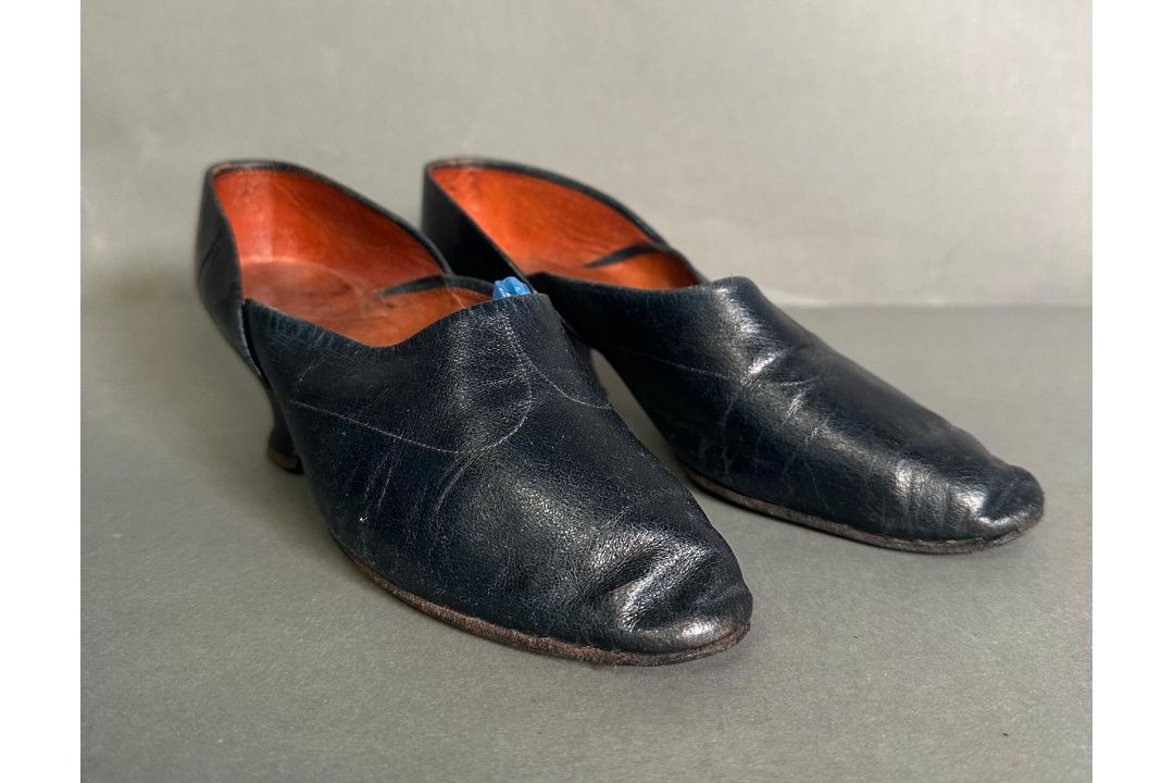 A pair of early 20th Century ladies navy blue leather shoes - Image 1 of 4