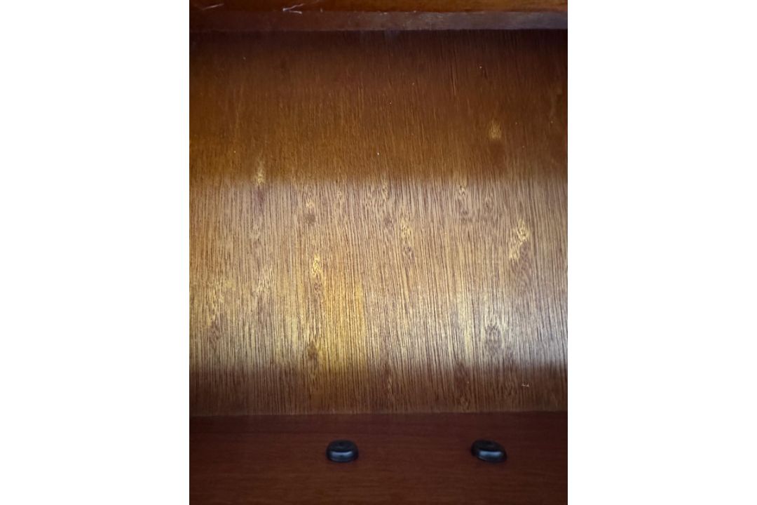 A mahogany veneer sideboard comprising of a cutlery drawer and two others over two, two door - Image 3 of 6