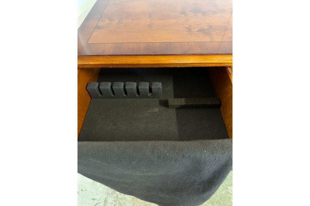 A mahogany veneer sideboard comprising of a cutlery drawer and two others over two, two door - Image 4 of 6