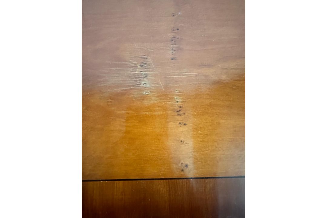 A mahogany veneer sideboard comprising of a cutlery drawer and two others over two, two door - Image 5 of 6