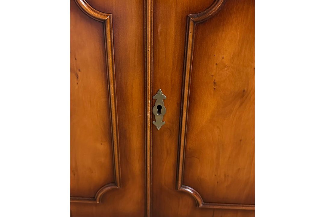 A mahogany veneer sideboard comprising of a cutlery drawer and two others over two, two door - Image 2 of 6