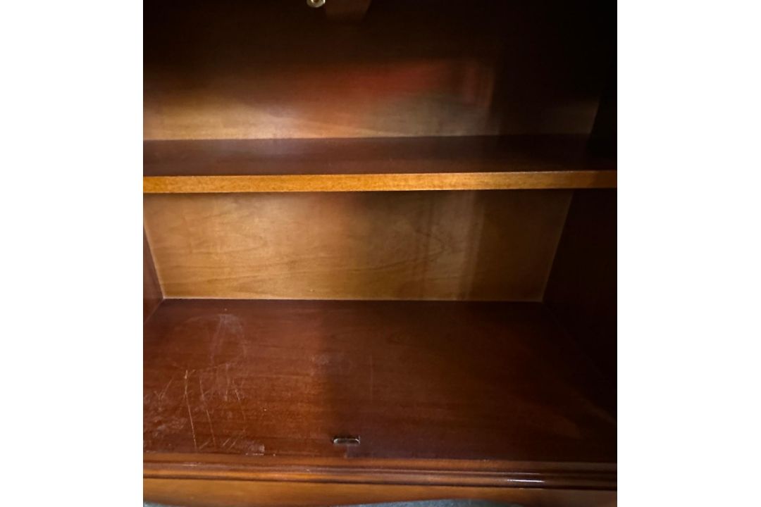 A mahogany veneer sideboard comprising of a cutlery drawer and two others over two, two door - Image 6 of 6