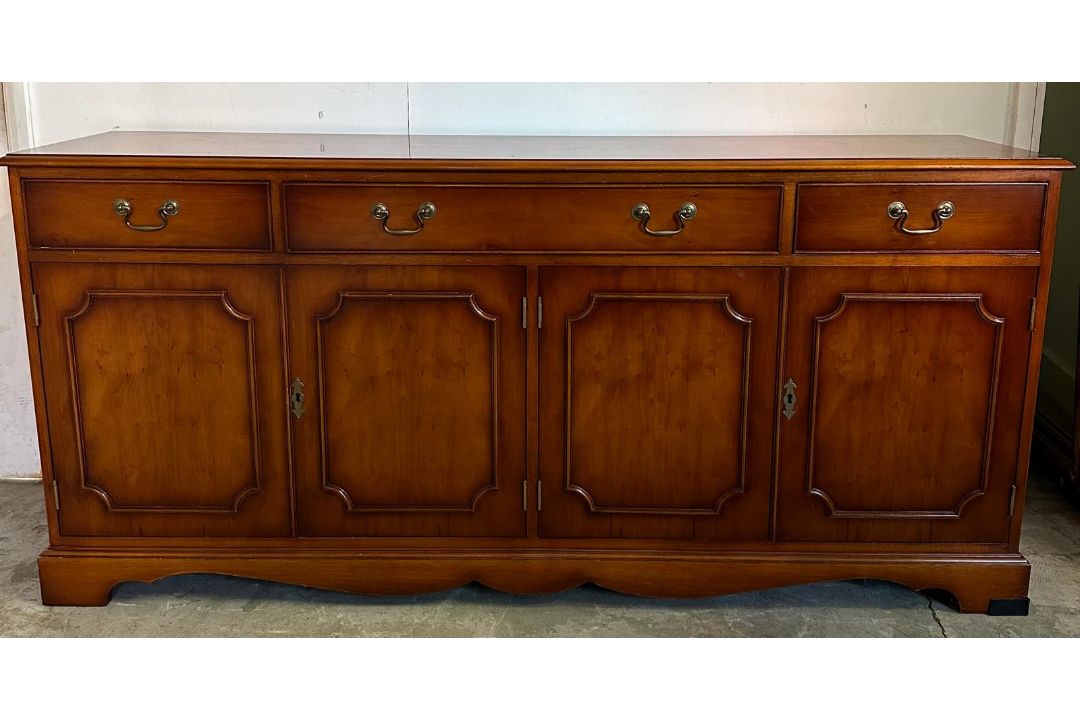 A mahogany veneer sideboard comprising of a cutlery drawer and two others over two, two door - Image 1 of 6