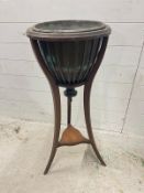 An Edwardian mahogany jardiniere stand (H90cm Dia37cm)