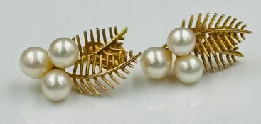 A pair of gold and pearl earrings, marked 14K, with an approximate weight of 6g.