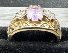 A 9ct gold fashion ring with an approximate weight of 4.4g and size M