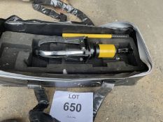 UNISSUED HEAVY DUTY UNISSUED HYDRAULIC HUB and BEARING ETC, PULLER IN CASE