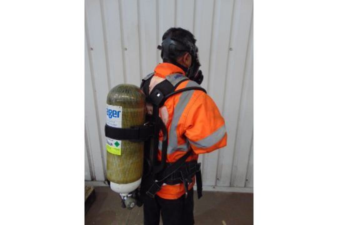 Drager PSS 7000 Self Contained Breathing Apparatus w/ 2 x Drager 300 Bar Air Cylinders - Image 17 of 21