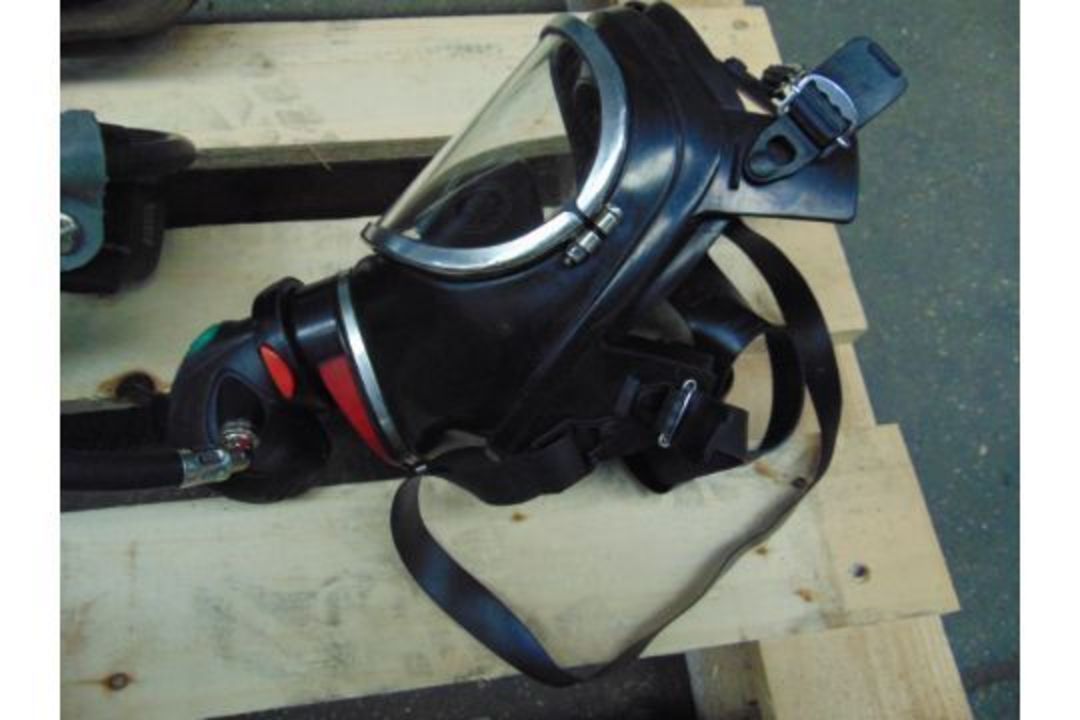Drager PSS 7000 Self Contained Breathing Apparatus w/ 2 x Drager 300 Bar Air Cylinders - Image 7 of 21