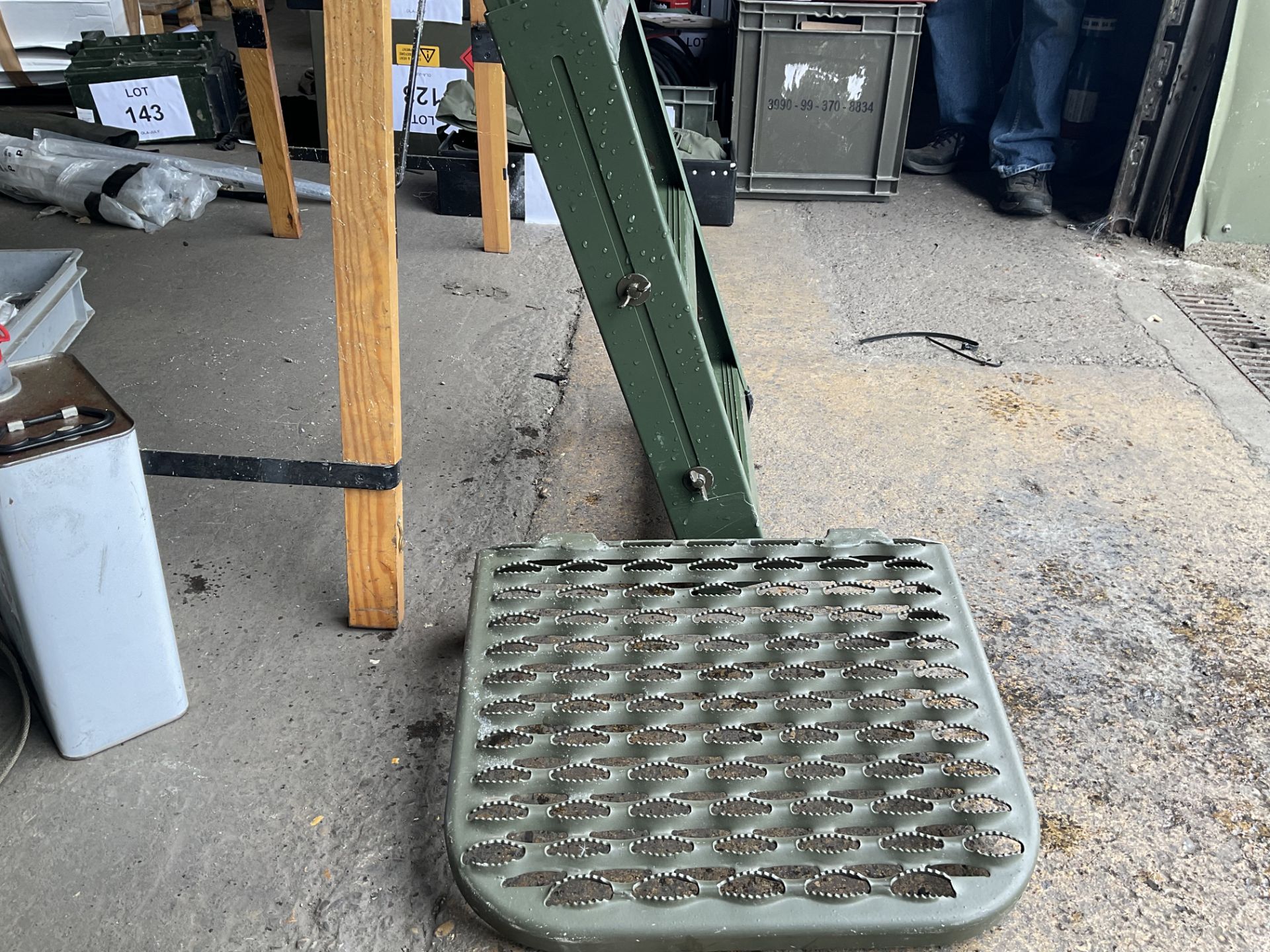 Universal Adjustable vehicle Access Ladder with Step. - Image 2 of 4