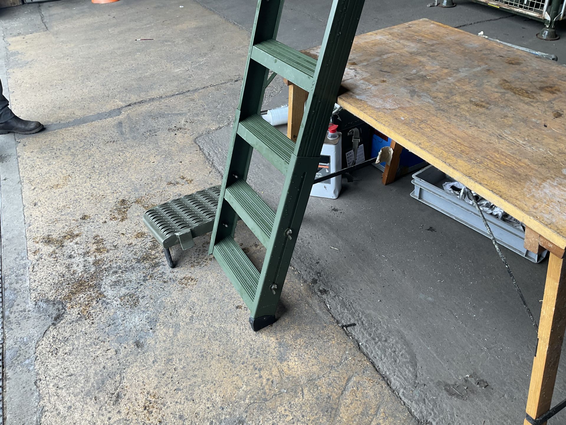 Universal Adjustable vehicle Access Ladder with Step. - Image 4 of 4