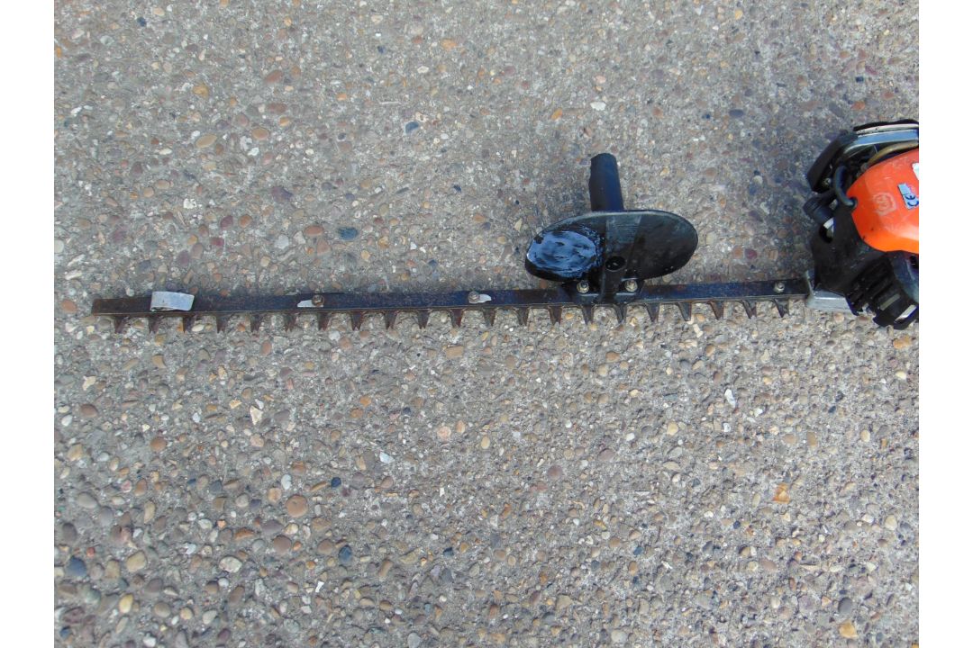 EC HC-2300 Petrol Hedge Cutter 75cm Cutter from Council - Image 2 of 8