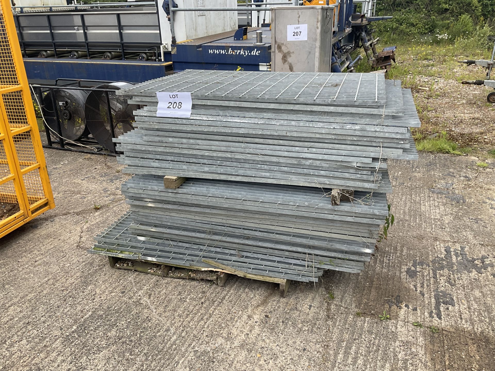 .40 x GALVANISED FLOOR GRIDS.