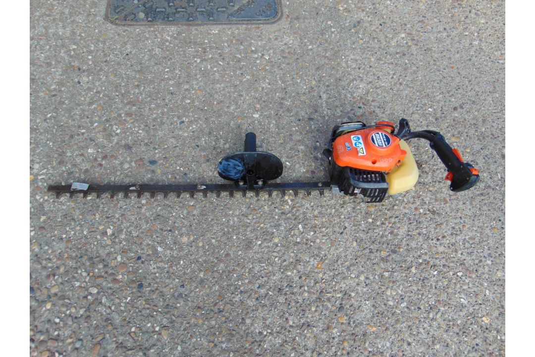 EC HC-2300 Petrol Hedge Cutter 75cm Cutter from Council - Image 1 of 8