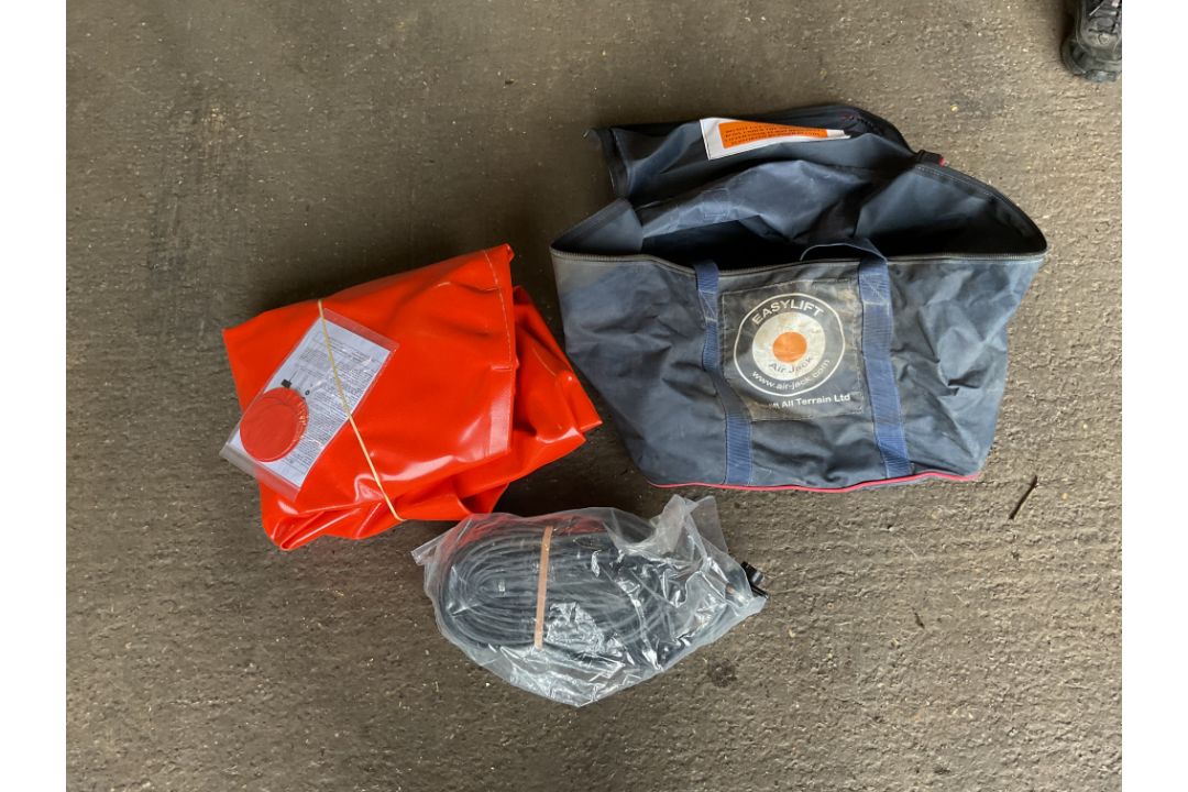 1 x Easy Lift RV Air Jack, complete with Valise. - Image 1 of 3