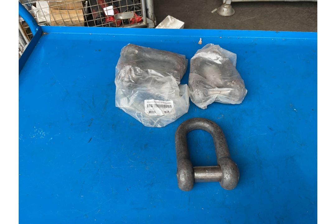3 x New Unissued 3.75 ton D Shackles from MoD - Image 1 of 5