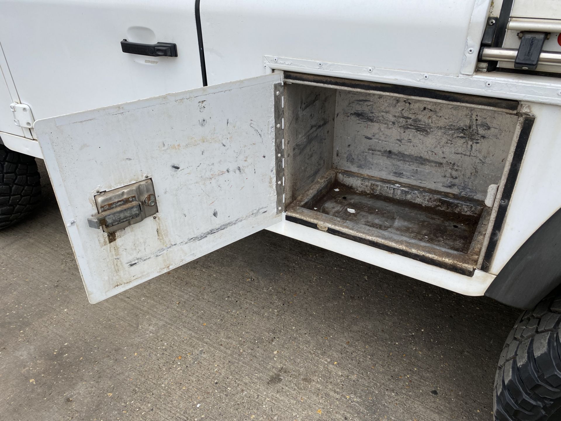 Land Rover Defender 110 2.2 Hardtop Utility - Image 40 of 65
