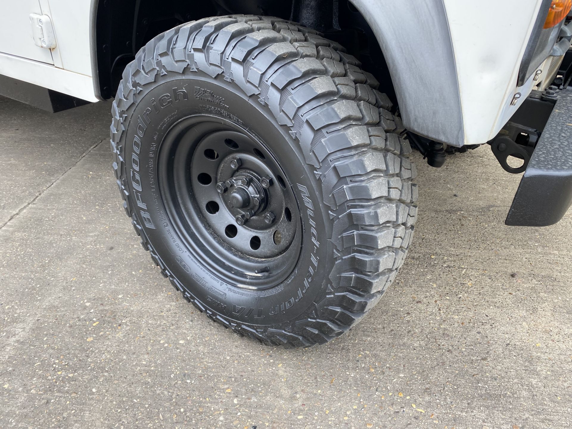 Land Rover Defender 110 2.2 Hardtop Utility - Image 7 of 65