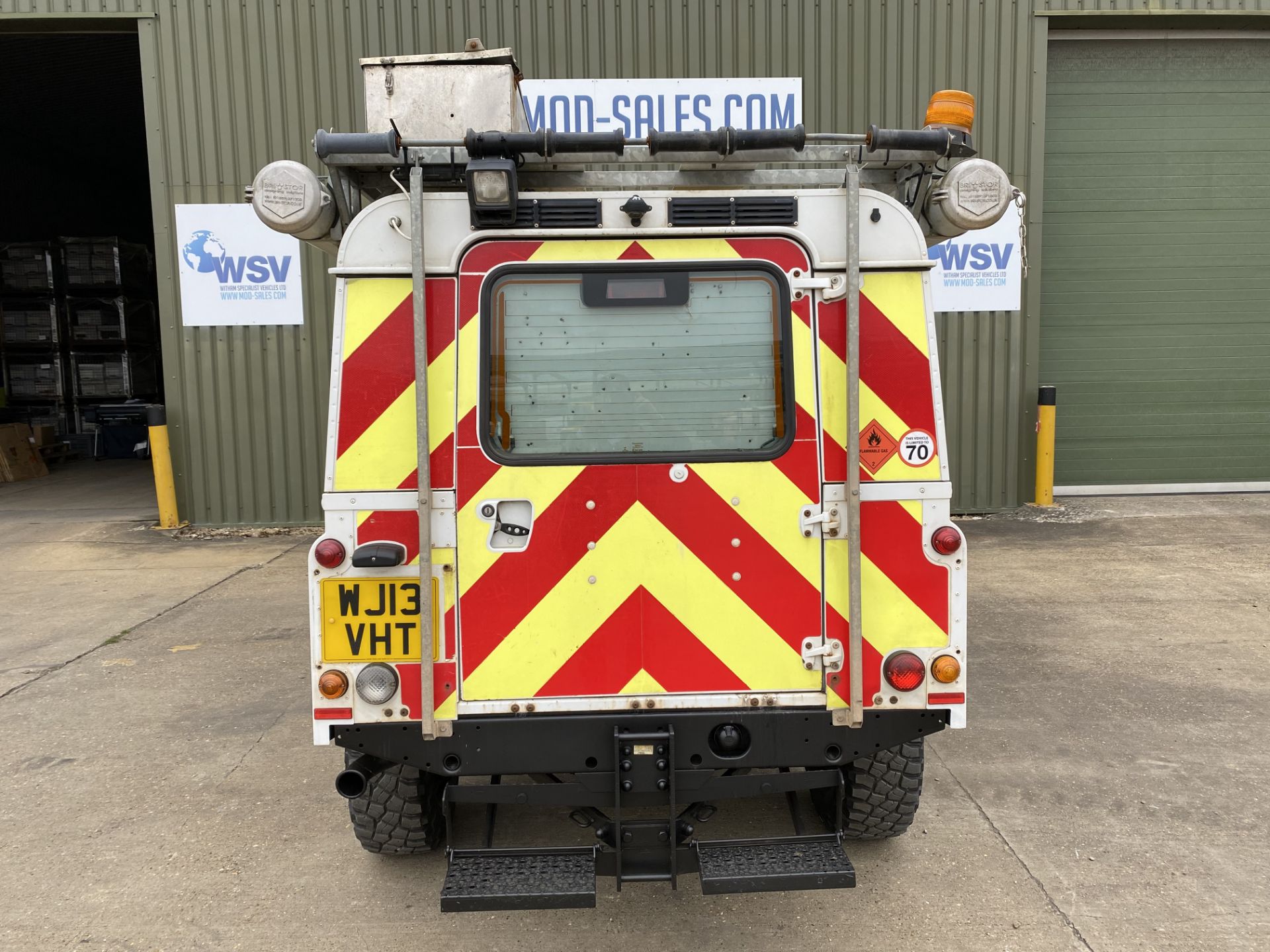 Land Rover Defender 110 2.2 Hardtop Utility - Image 22 of 65