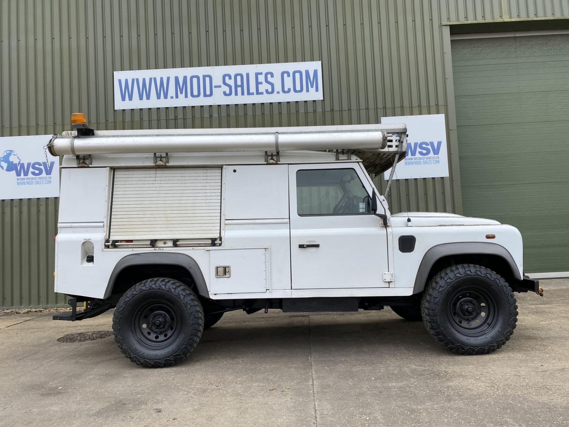 Land Rover Defender 110 2.2 Hardtop Utility - Image 11 of 65