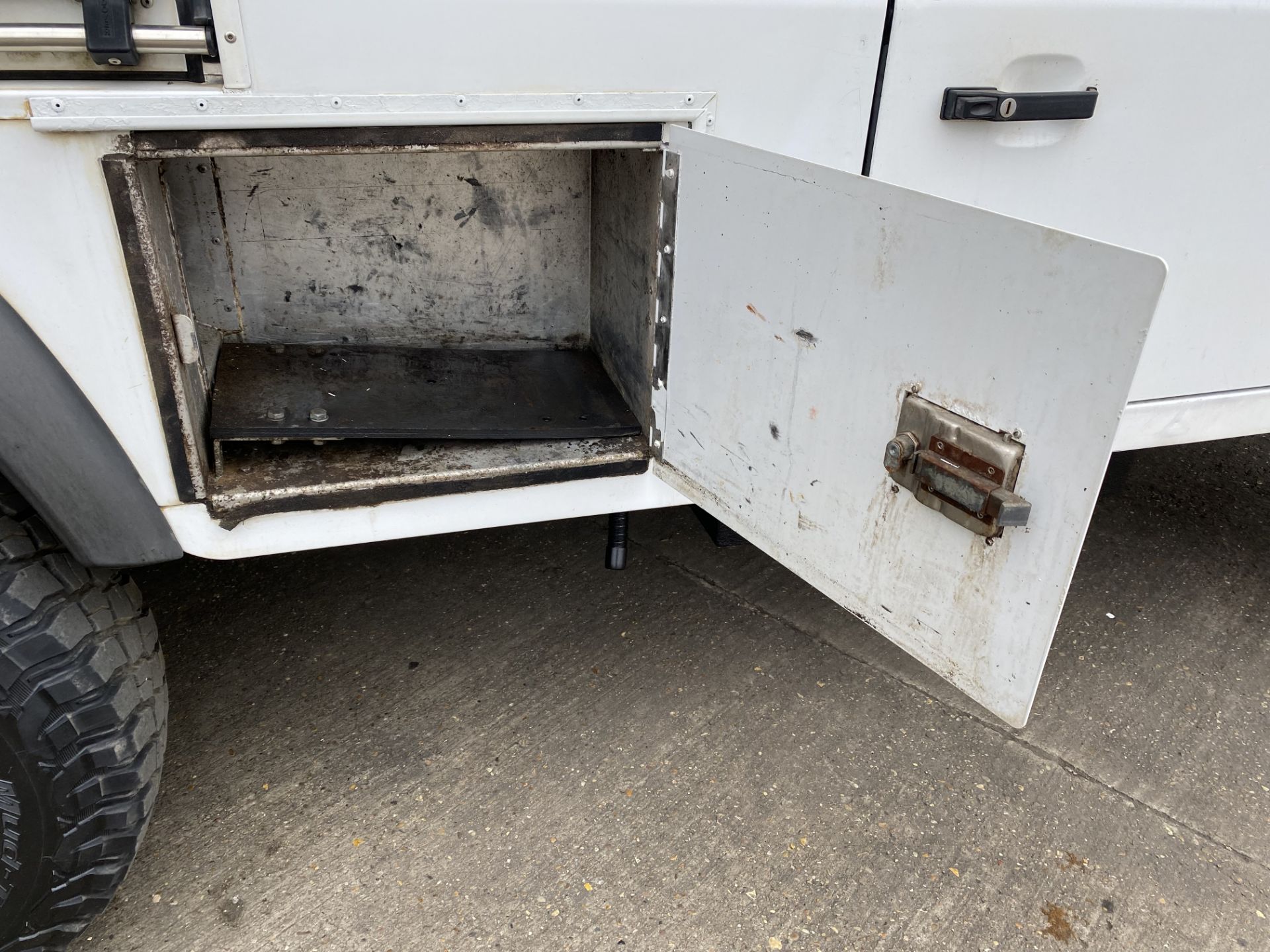 Land Rover Defender 110 2.2 Hardtop Utility - Image 8 of 65