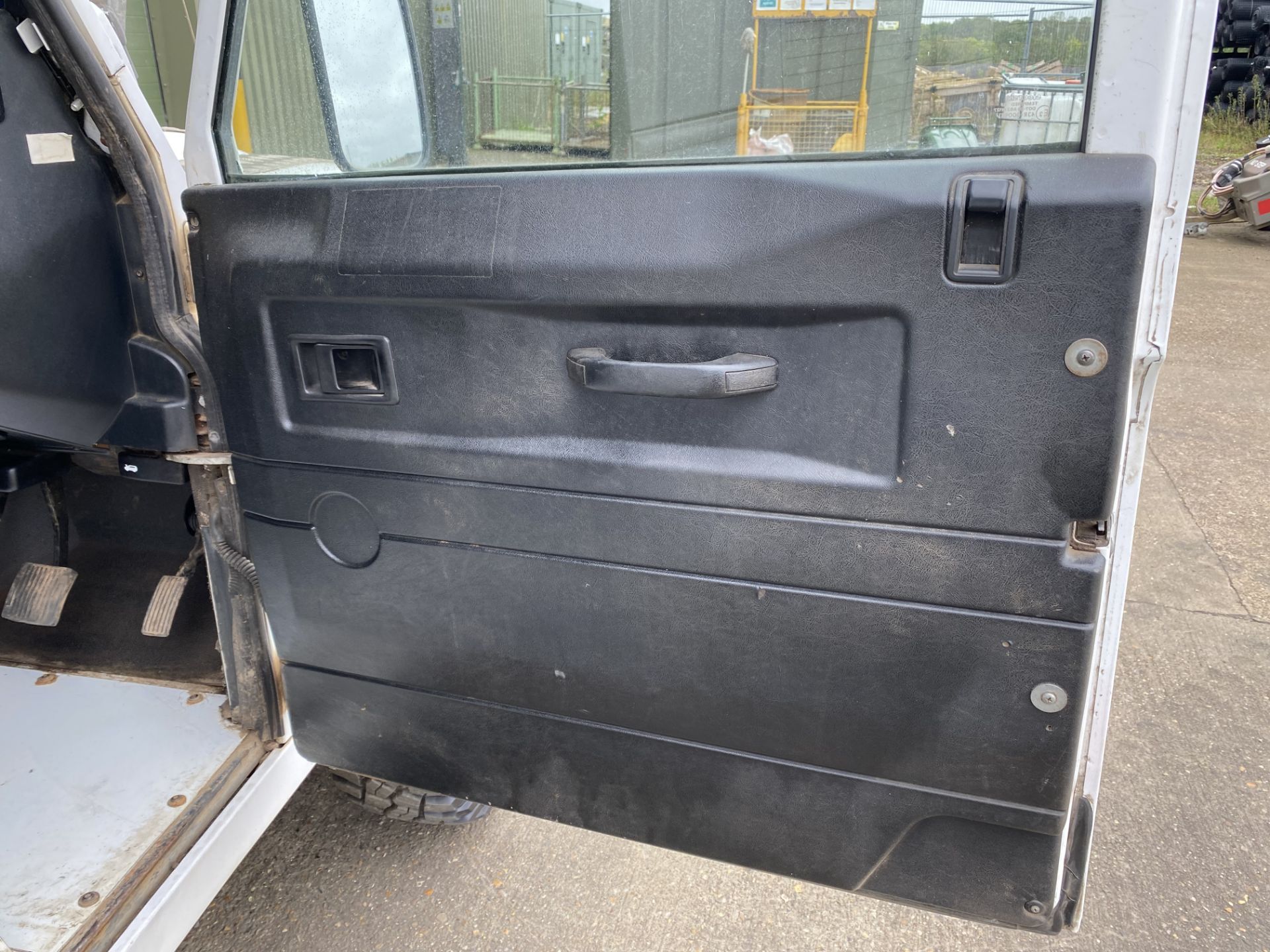 Land Rover Defender 110 2.2 Hardtop Utility - Image 14 of 65