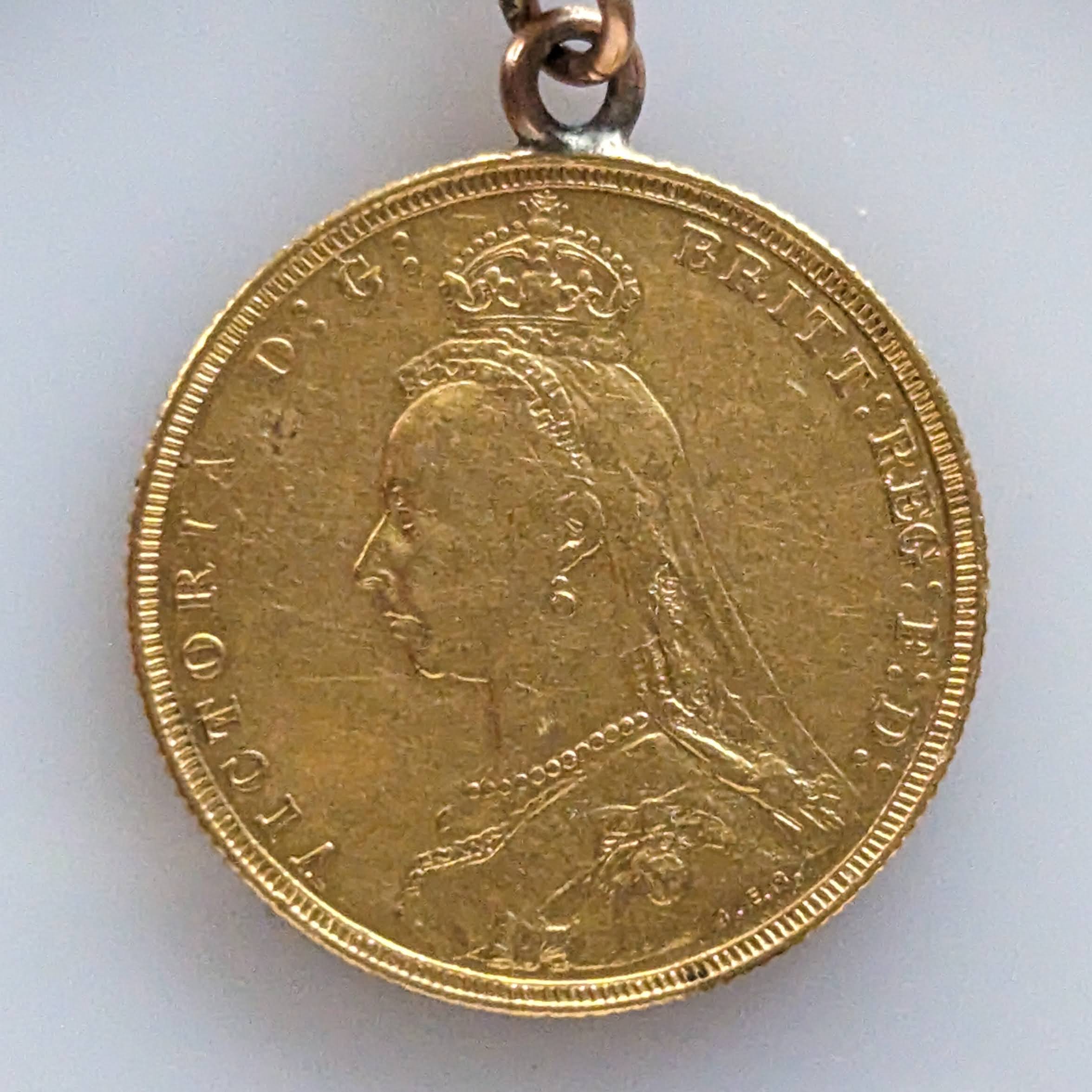 A Victorian gold full sovereign, 1889, mounted on a 9ct rose gold double watch chain with T-bar - Image 2 of 4