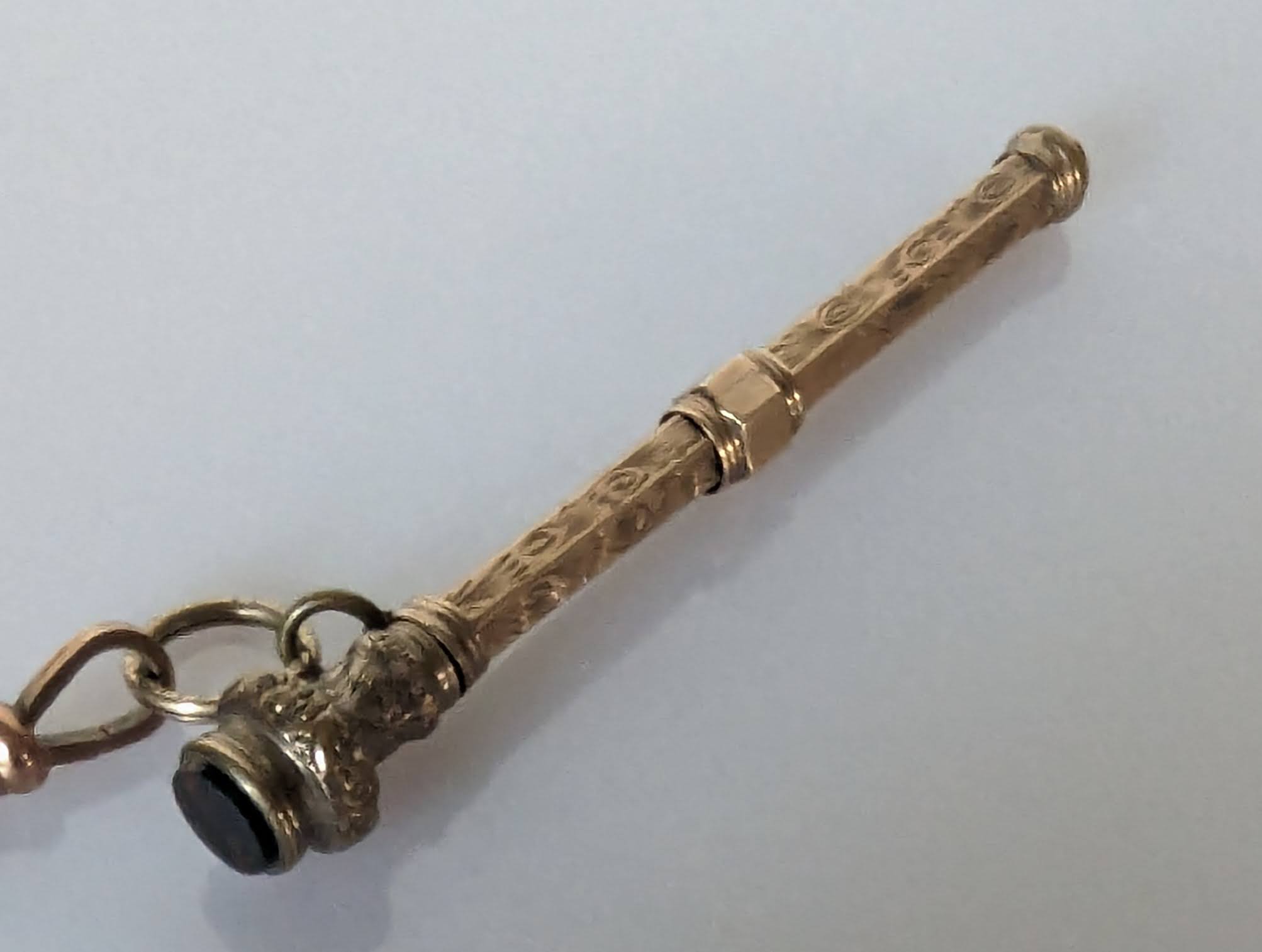 A Victorian gold full sovereign, 1889, mounted on a 9ct rose gold double watch chain with T-bar - Image 4 of 4