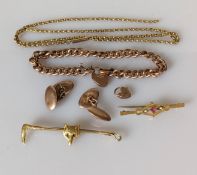 An assortment of 9ct gold jewellery to imclude a rose gold curb-link bracelet with heart locket