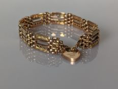 A 9ct yellow gold fancy gate-link bracelet with heart clasp, 18 cm, hallmarked, 13.4g