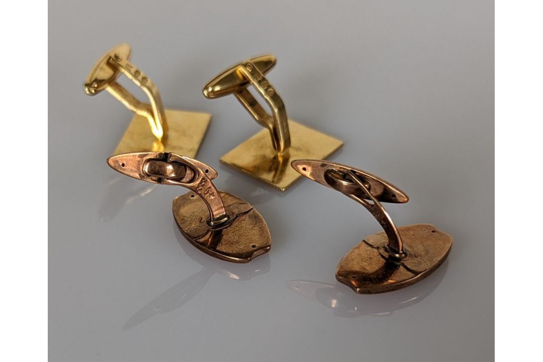 A pair of 18ct yellow gold cufflinks of oblong form with textured design, stamped 750, 12g  - Image 3 of 3