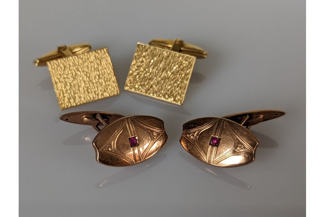 A pair of 18ct yellow gold cufflinks of oblong form with textured design, stamped 750, 12g  - Image 2 of 3