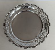 An Edwardian silver tray with elaborately pierced border on four claw and ball feet, 7.5 cm H x 31.5