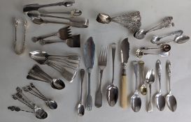 A miscellany of silver flatware to include six Edwardian fiddle pattern teaspoons, hallmarked for Jo