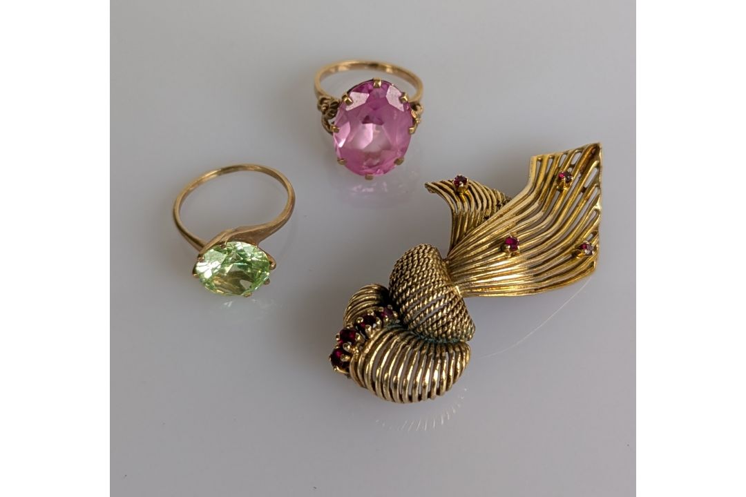 A yellow gold and ruby knot brooch, 60mm, unmarked but test for 9ct gold - Image 1 of 6