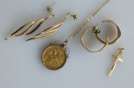 A George V gold half sovereign in a 9ct rose gold mount and chain, two pairs of 9ct tri-gold earring