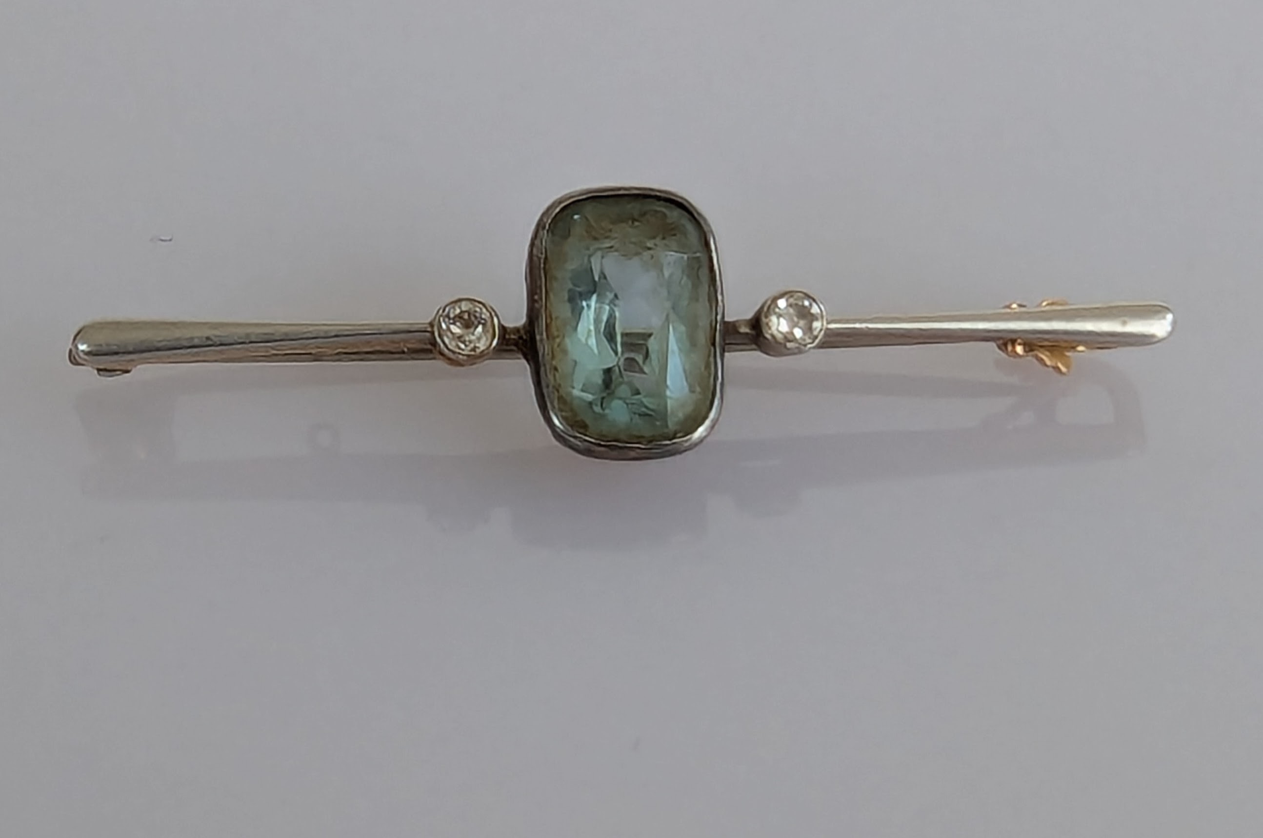 An assortment of four Victorian and Edwardian gem-set and seed pearl brooches, all stones and clasps - Image 5 of 7