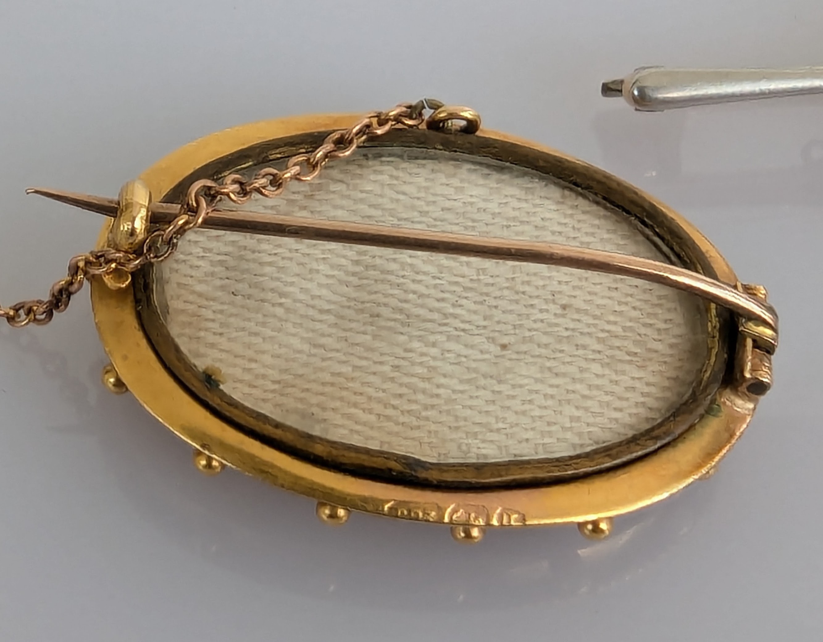 An assortment of four Victorian and Edwardian gem-set and seed pearl brooches, all stones and clasps - Image 6 of 7