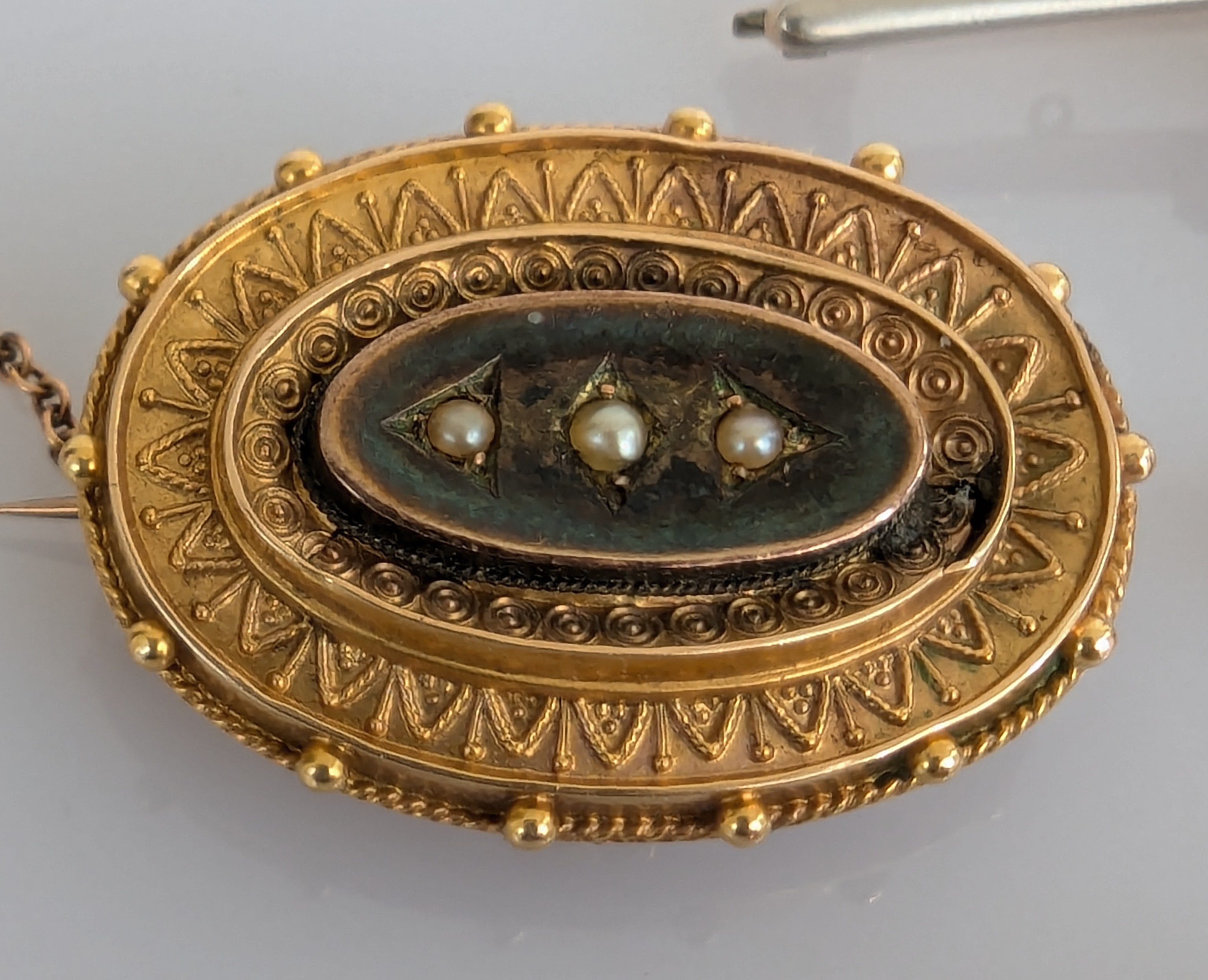 An assortment of four Victorian and Edwardian gem-set and seed pearl brooches, all stones and clasps - Image 2 of 7