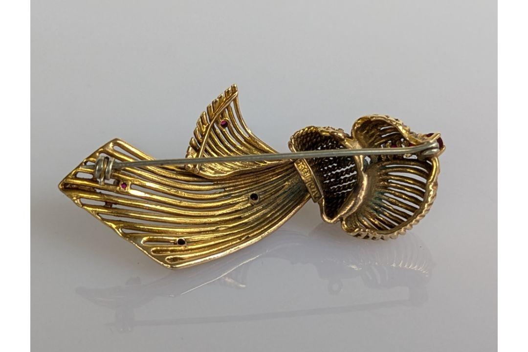A yellow gold and ruby knot brooch, 60mm, unmarked but test for 9ct gold - Image 3 of 6