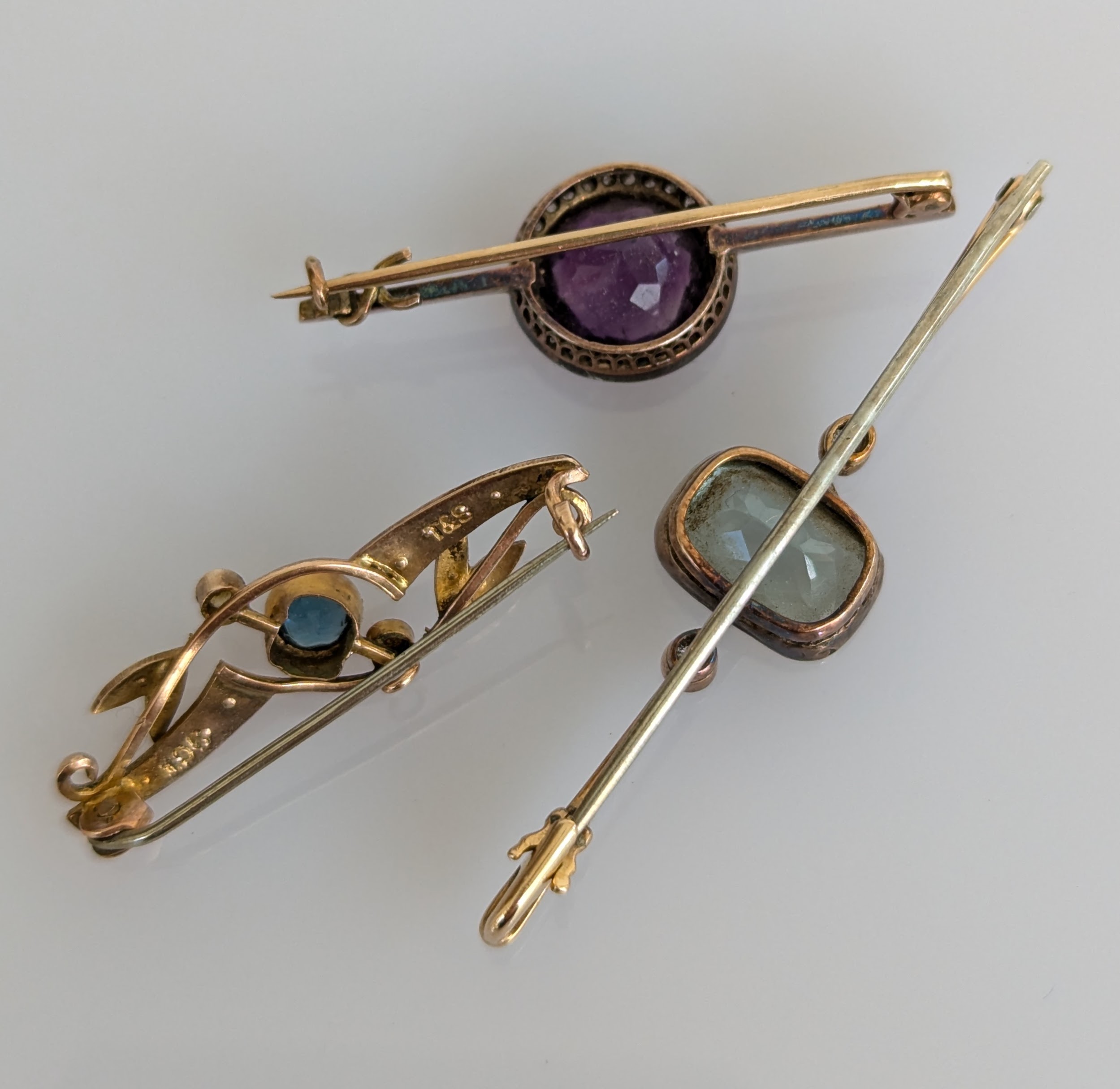 An assortment of four Victorian and Edwardian gem-set and seed pearl brooches, all stones and clasps - Image 7 of 7