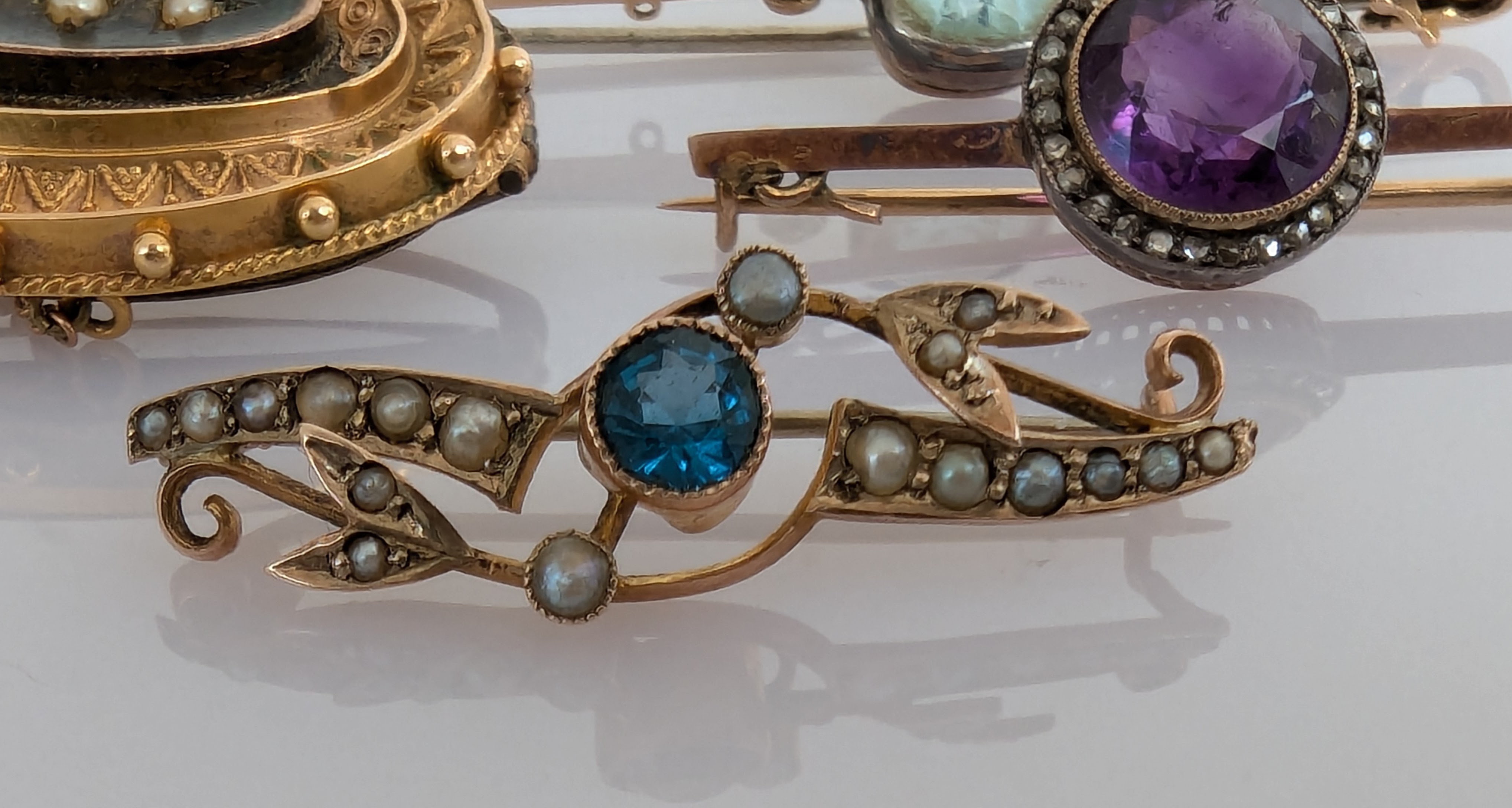 An assortment of four Victorian and Edwardian gem-set and seed pearl brooches, all stones and clasps - Image 3 of 7