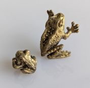 Two Stuart Devlin silver-gilt models of frogs, 30 mm, 15mm, both hallmarked for London, 1986, 29g(2)