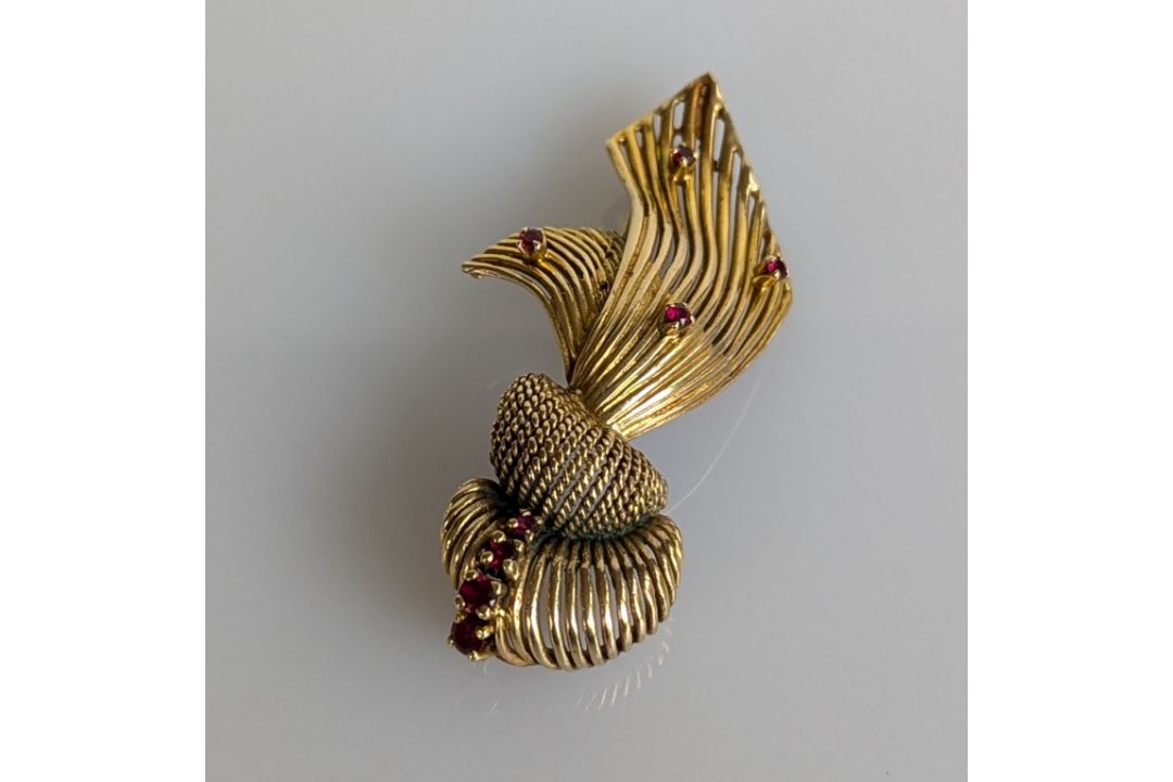 A yellow gold and ruby knot brooch, 60mm, unmarked but test for 9ct gold - Image 2 of 6