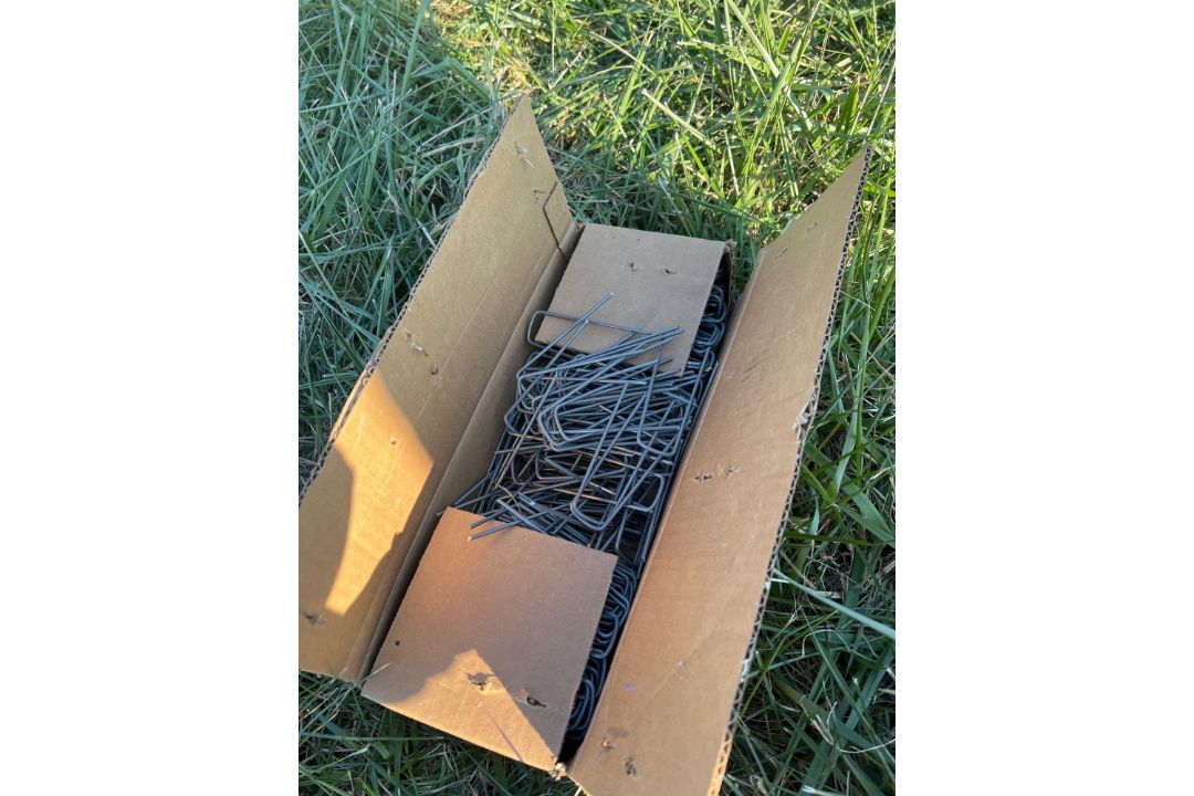 500 Grand Sod Staples - Image 1 of 2
