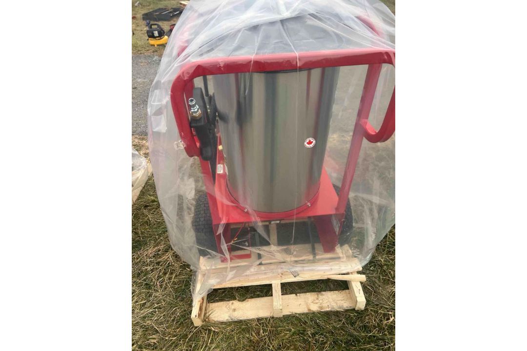Magnum 400 Series Hot Water Pressure Washer - Image 1 of 3