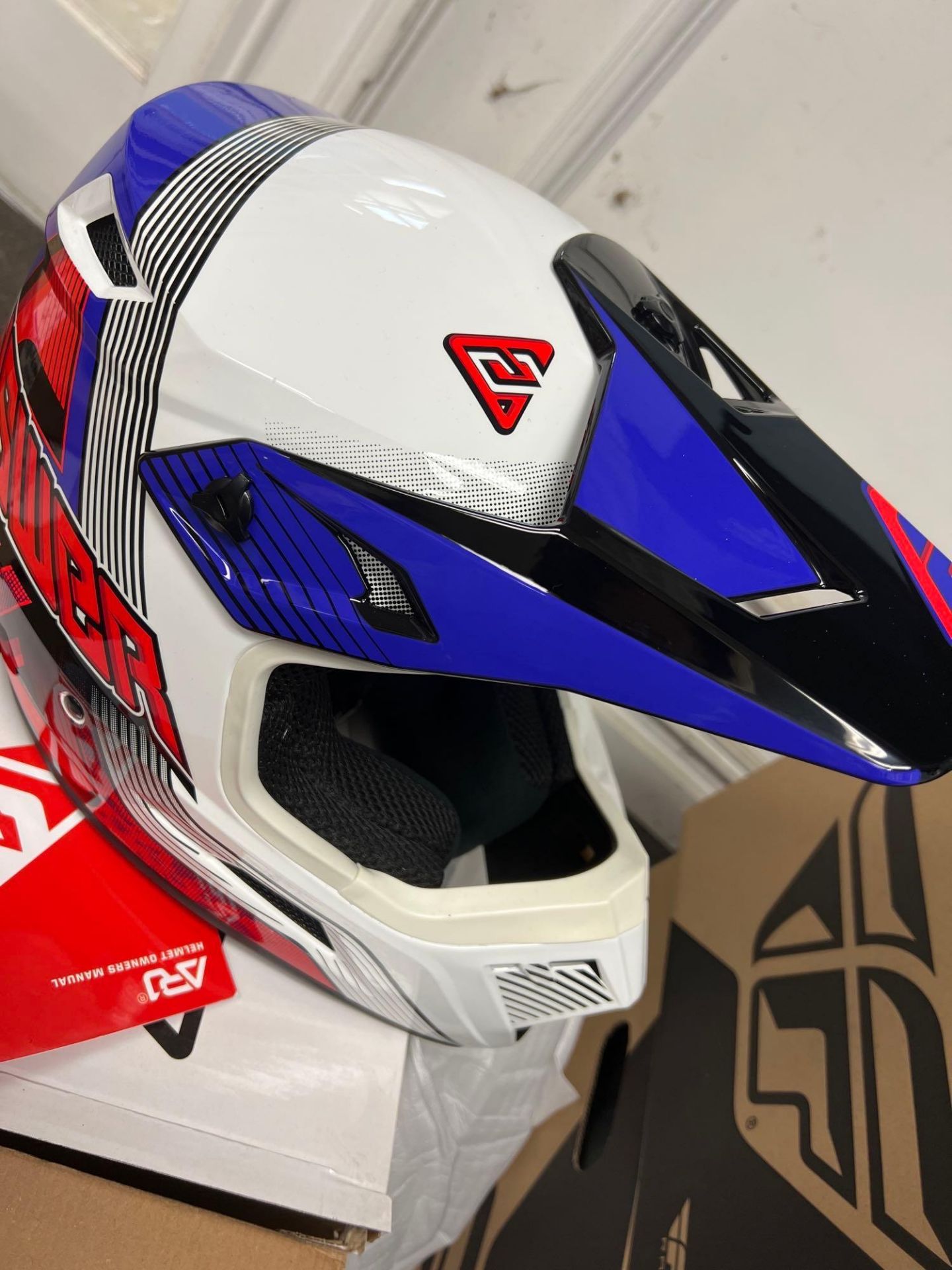 Venetta helmet - Image 4 of 6